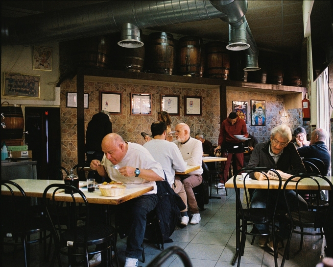 Người châu Âu thắt chặt chi tiêu vì xung đột Iran