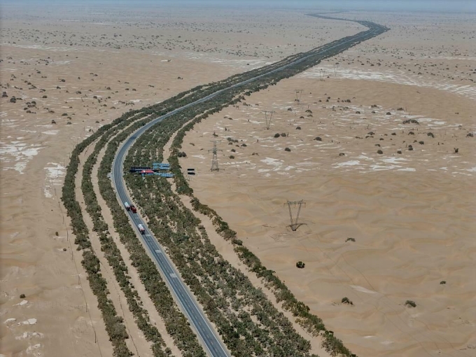 Xa lộ xuyên sa mạc lớn nhất Trung Quốc thành hành lang xanh